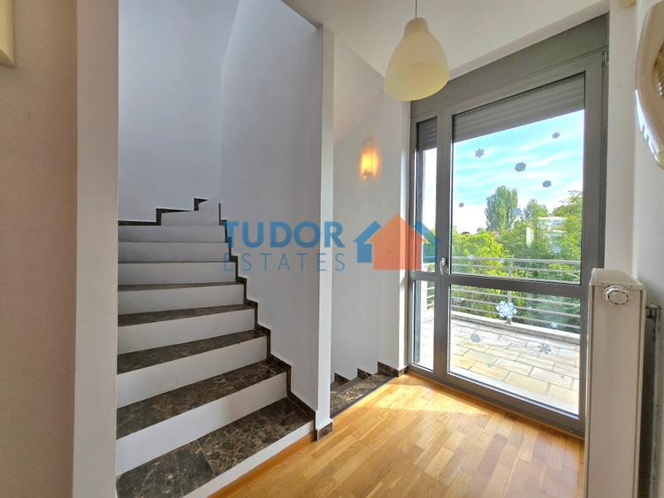Elegant Multi-Level Home with 4 Bedrooms and Expansive Terraces in Green Lake