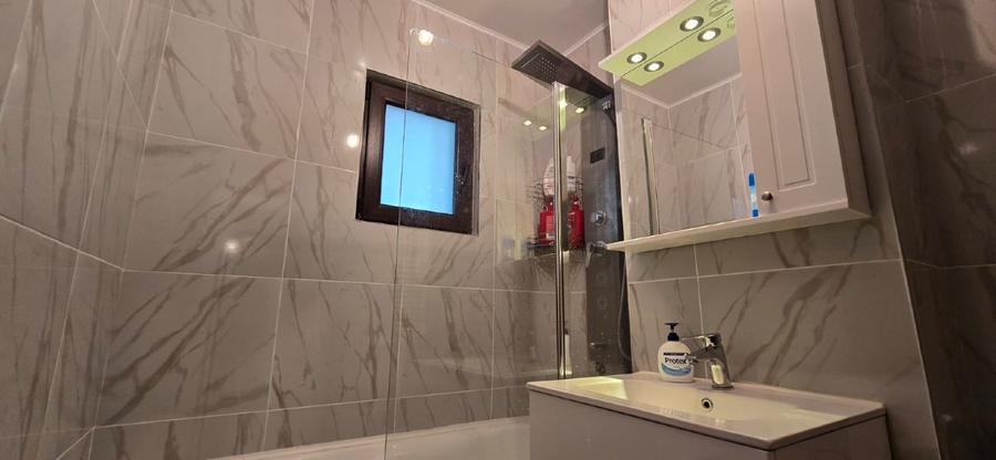 Proprietar, vând apartament cu 3 camere, decomandat, parter înalt, balcon.