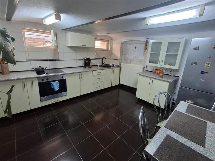 Casa formata din 2 apartamente pivnita zona Turnisor