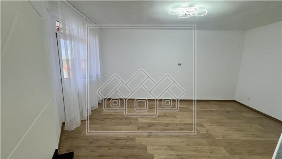 Apartament 2 camere, renovat, parcare, decomandat, etaj intermediar