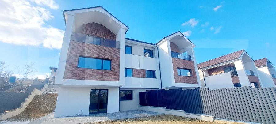 Casa in regim cuplat, 6 camere, 320 mp utili, teren 612 mp, situata in Borhanci