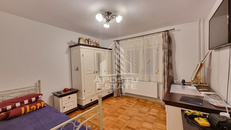 Apartament cu 3 camere de vanzare, decomandat , Zona Mircea cel Bătrân