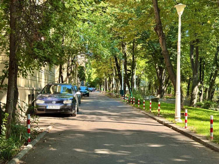 COPOU, langa Universitate, apartament 2 camere, spatios, decomandat, etaj 1