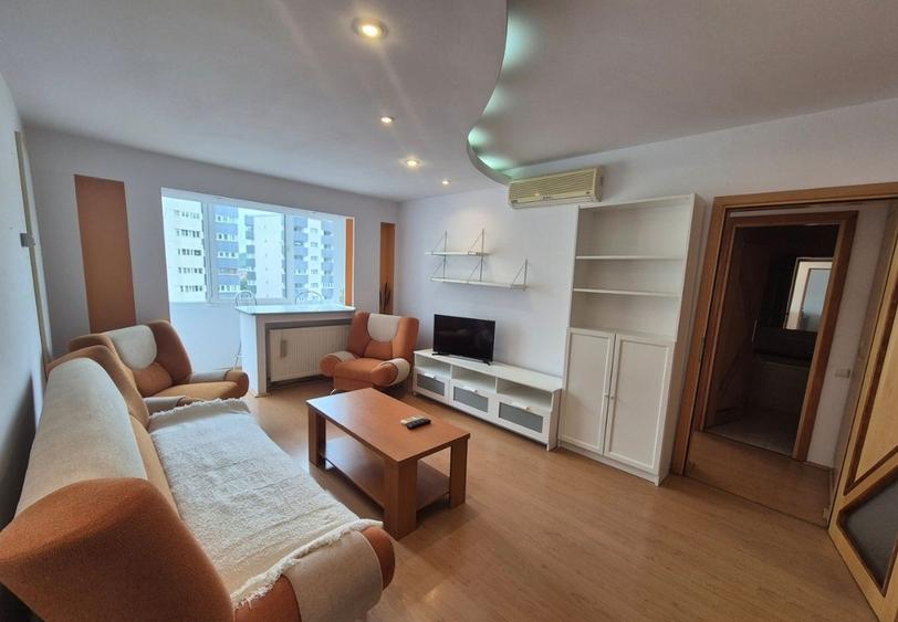 Închiriez apartament cu 3 camere, centru