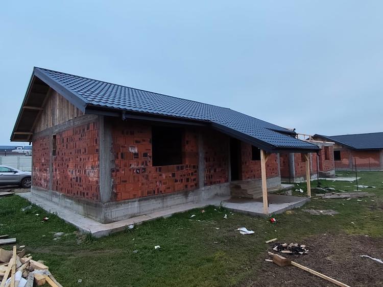 FARA COMISIOANE casa cu 4 camere 2 bai pe 400mp regim P+pod si terasa la cheie