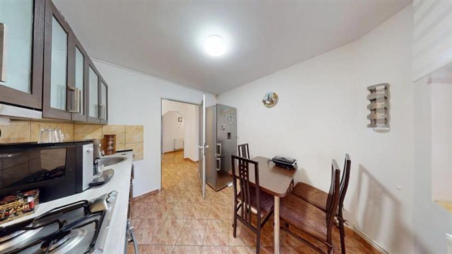 Apartament 3 camere, 2 bai, 2 balcoane, etajul 1 zona Astra- Carpatilor