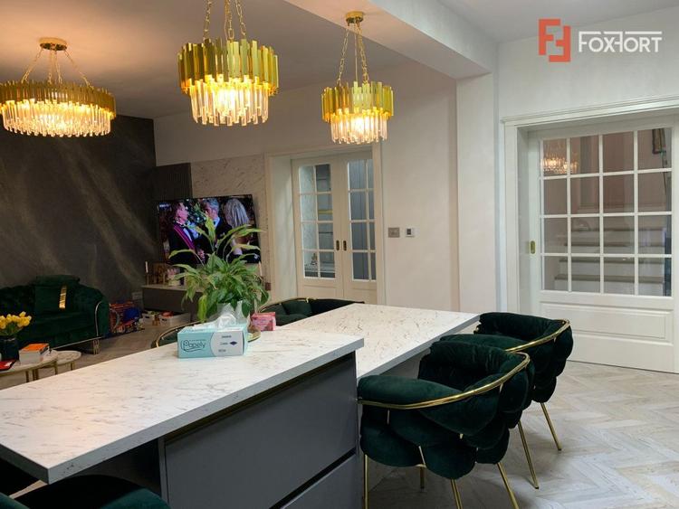 Duplex de vanzare cu 5 camere si 3 bai, zona Mehala