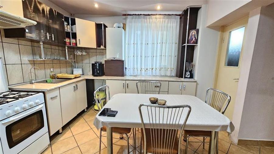 Apartament 3 camere Tudor etaj 2 cu 2 bai, balcon 16 mp.