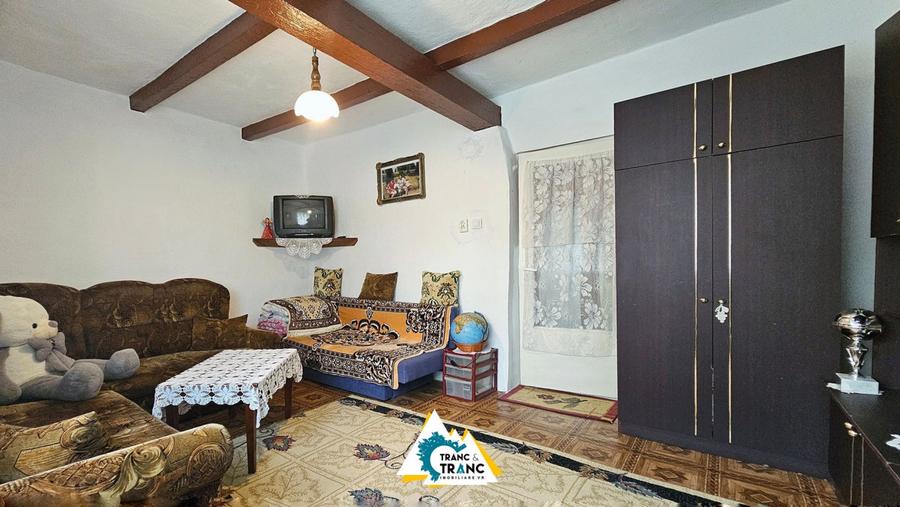 Casă cu 2 camere în stil tradițional, în Iratoșu