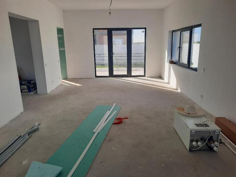 FARA COMISION casa 5 camere 3 bai 2 placi P+1+pod incalzire pardos canal apa
