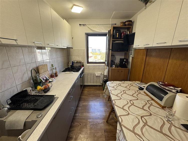 Apartament cu 3 camere, zona Nufarul