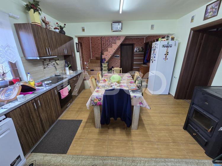 Casa de vanzare cu 6 camere 2 parcari curte libera 200 mp in Selimbar