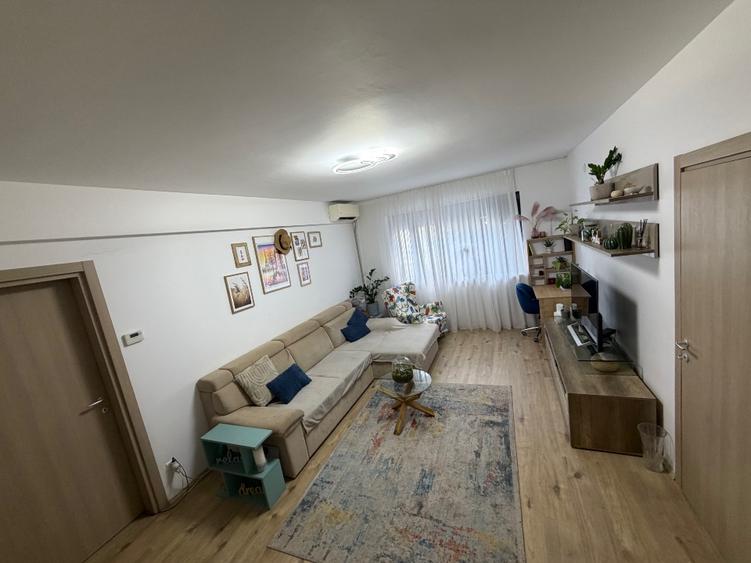 Apartamentul se vinde mobilat și utilat , 2 locuri de parcare și curte 60 mp