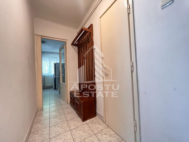 Apartament cu 2 camere, etajul 1, balcon, loc de parcare, zona central