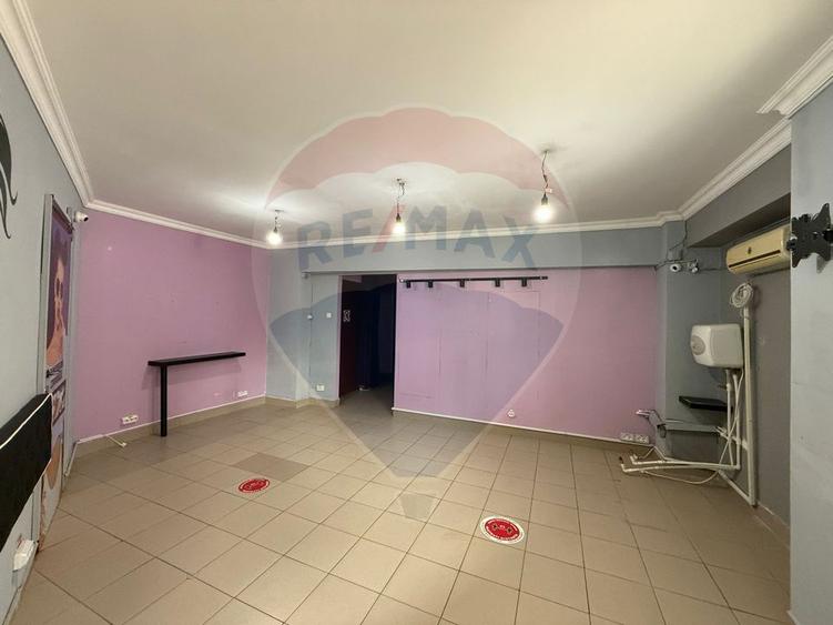 Spațiu comercial stradal 61 mp, Bd. Chisinau - vitrina si acces direct