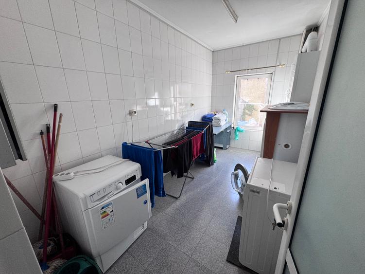 Imobil pretabil locuinta si afacere. Pozitie stradala.