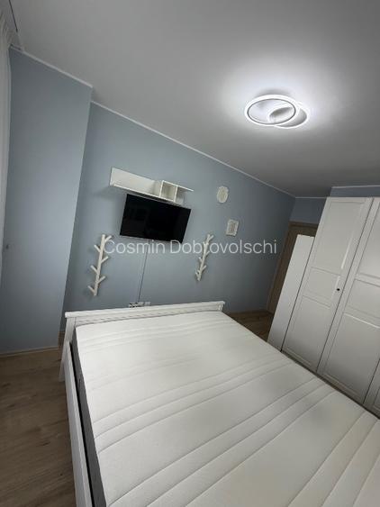 Apartamentul se vinde mobilat și utilat , 2 locuri de parcare și curte 60 mp  - 14
