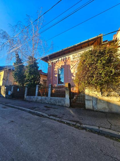 Casă cu arhitectură interbelică, 5 camere, teren 409 mp – Central