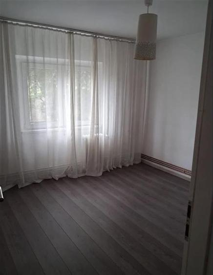 Decomandat cu 2 bai la etajul 2 linga Casa de Pensii