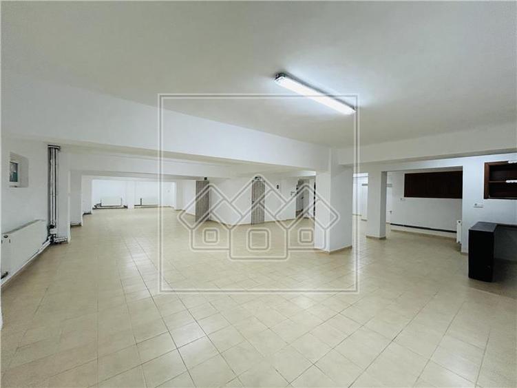 Spatiu comercial, 876 mp utili,  10 parcari, Piata Cluj