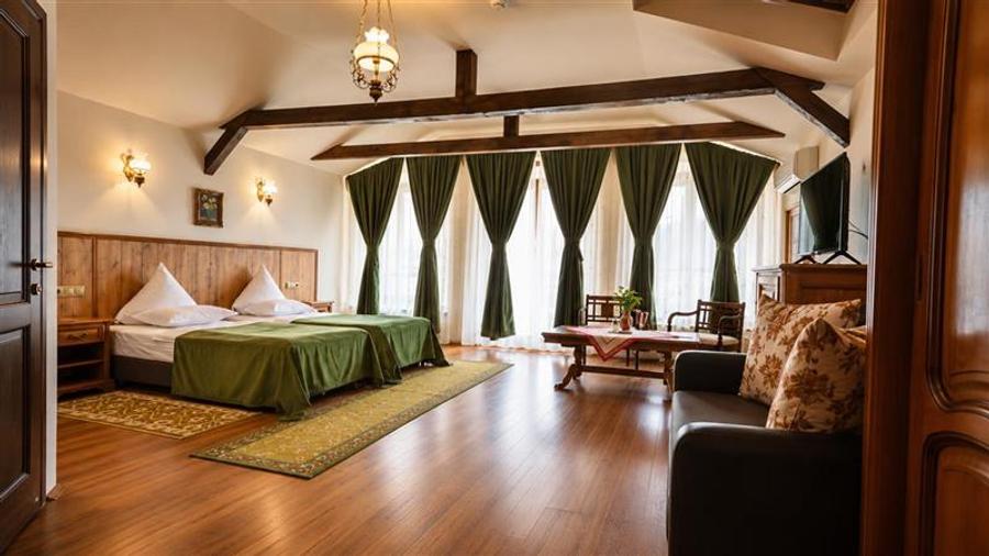 Hotel 3* + Pensiune 4*, piscina, teren tenis, 6.200mp parc privat +, Sanpetru, B