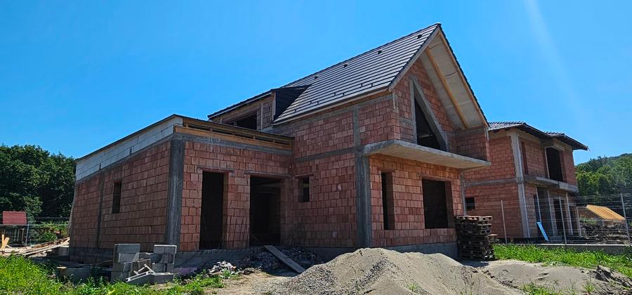 DE VÂNZARE CASĂ PREMIUM – CORUNCA, VALEA IUBIRII