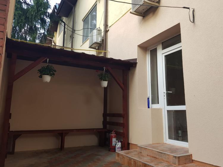 Casă individuală 3 cam/ Curte/ Domenii/ Renovat/ Nemobilat/ 3 Parcări