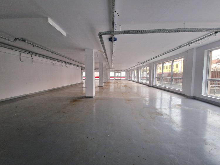 Spaciu comercial parter , bloc nou , 440 mp +Terasa si Locuri Parcare .
