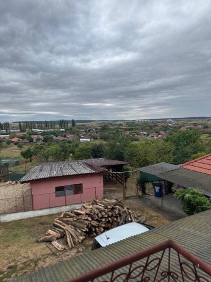 Casă spațioasă și solidă, cu două niveluri, situată într-o zonă liniștită