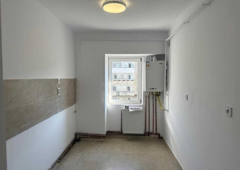Etaj 4/10 - 2 camere decomandat - renovat - liber - Dacia - 1980