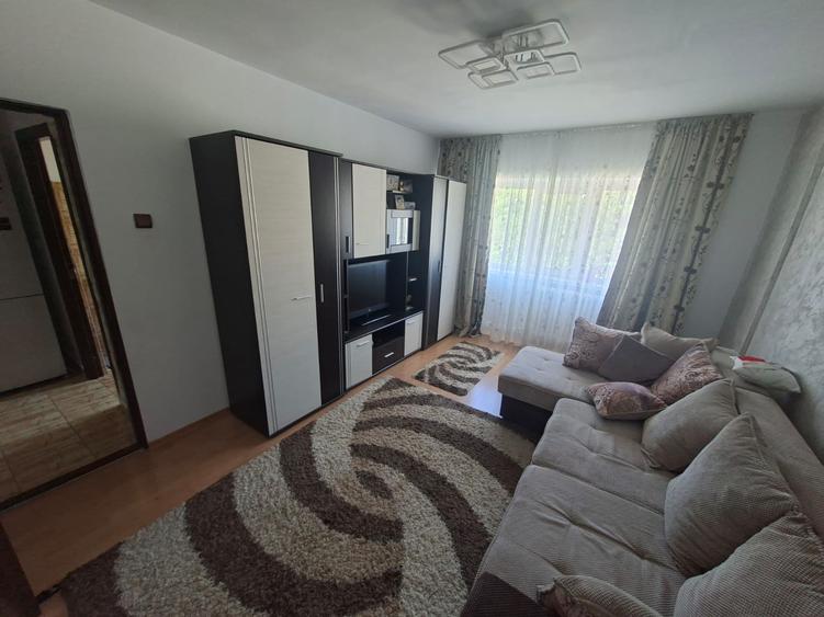 Apartament cu 3 camere, decomandat, etajul 4/8, zona Pacurari