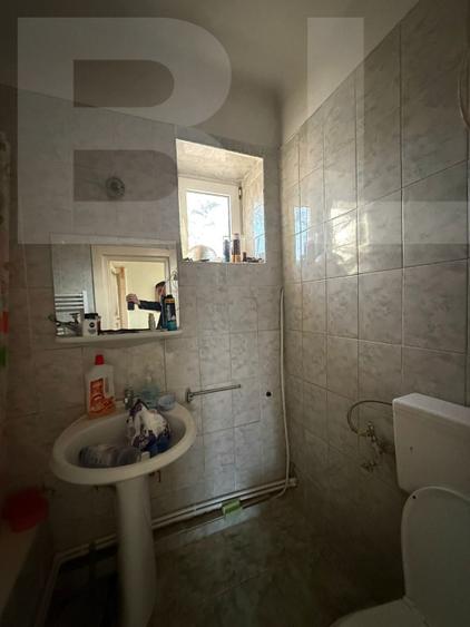 Casa de vanzare, cu 3 camere, doua bucatarii+teren in Simeria