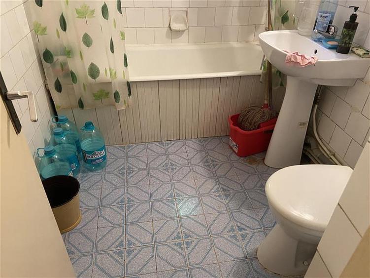 Apartament 3 camere Focsani ,zona centrala , 2 bai , decomandat , liber