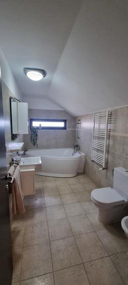 Vila cu piscina zona Iancu Nicolae-Pipera 5 camere