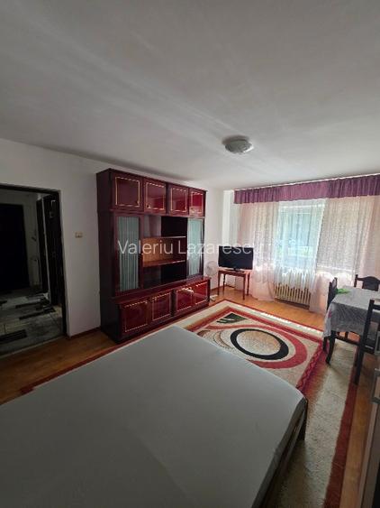 Persoană fizică închiriez apartament cu o cameră