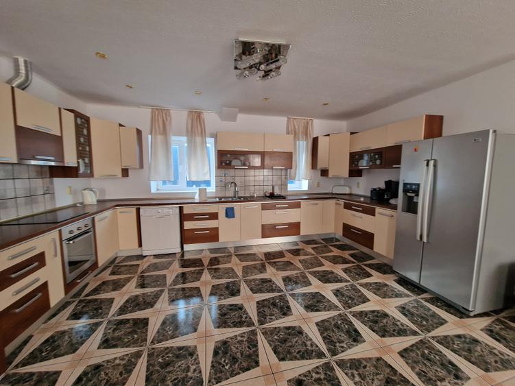 Hala 440mp, Apartamente 340mp, Garaj, teren 1500mp, acces facil-460.000euro