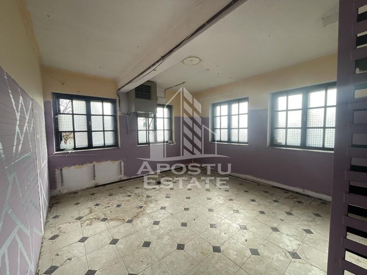 Spatiu comercial 1050 mp si 812 mp teren, in zona Sagului.