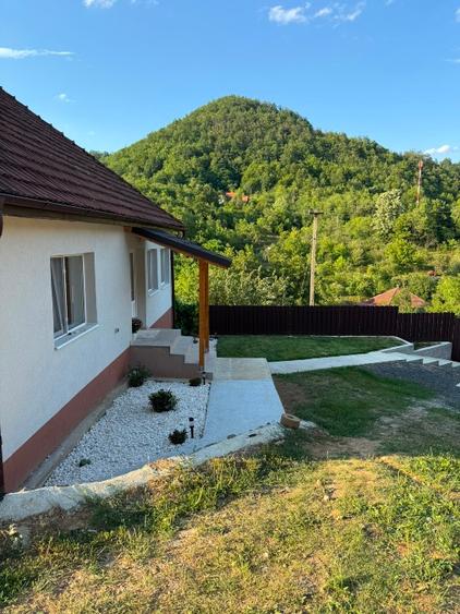 Casă complet renovată, mobilată și utilată, cu teren de 7.400 mp – Ruda-Brad,