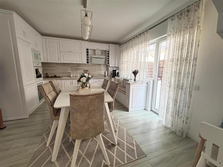 Casa de tip insiruita 3 camere cu balcon in Cartierul Arhitectilor