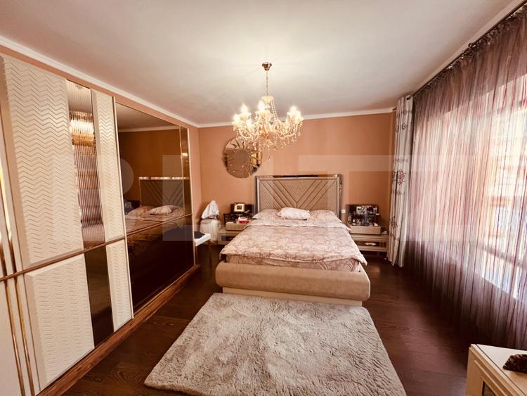 Casă 8 camere, 404 mp, zona Lapus