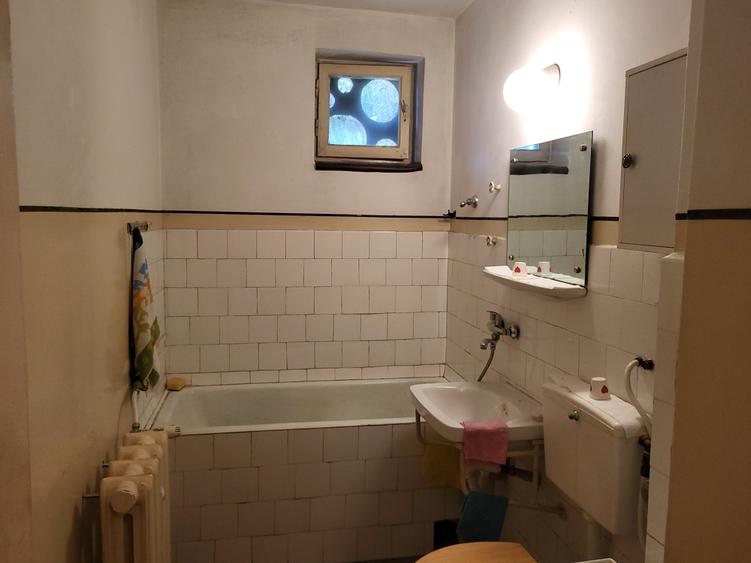 Apartament 2 camere, etaj 1, zonă gara Focsani.