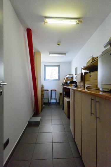 Sediul Administrativ Premium – 225 mp Utili, Compartimentare Modulară din Sticlă