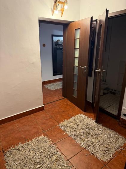 Inchiriez apartament 4 camere, 2 bai, mobilat, utilat, garaj 20 m2