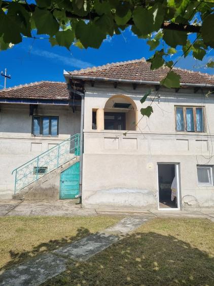 Casă cu etaj, 4 camere + hol, teren 1.500 mp — sat Bărcanele, com. Păușești