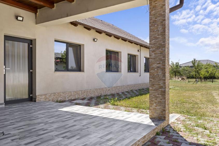 Casă noua 246 mpc cu teren 1363 mp de vânzare Sannicolau Mic, Arad