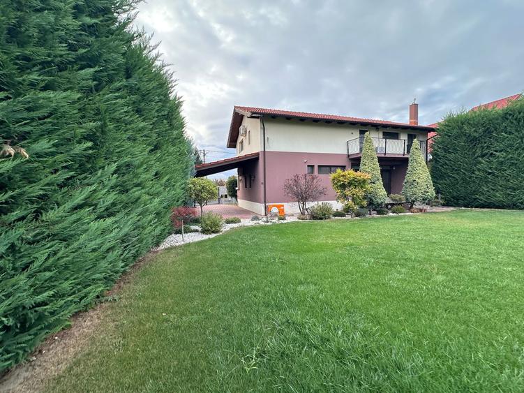 Casă / Vilă cu 4 camere de închiriat în zona Aradului