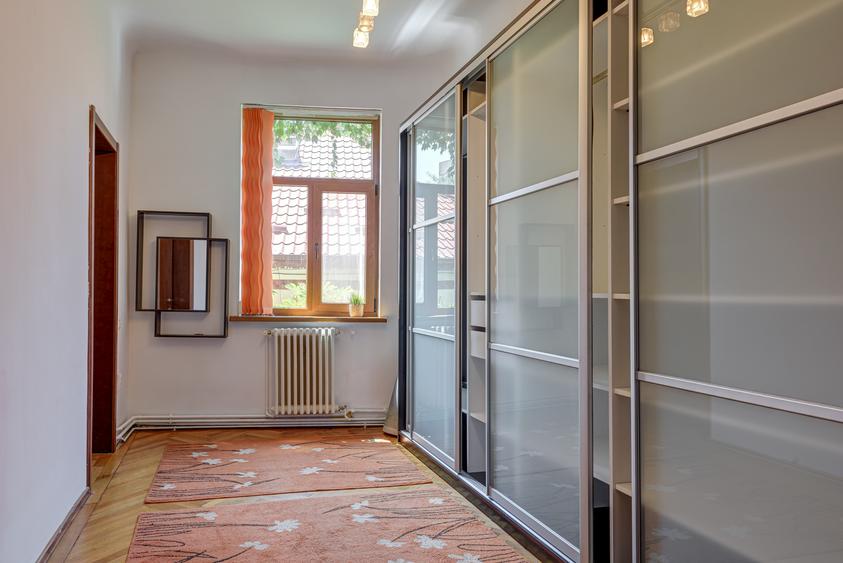Apartament 4 camere si mansarda in vila, Calarasilor Traian