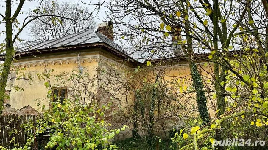 Casa boierească cu 3 camere, teren 1500mp + gradina 500mp