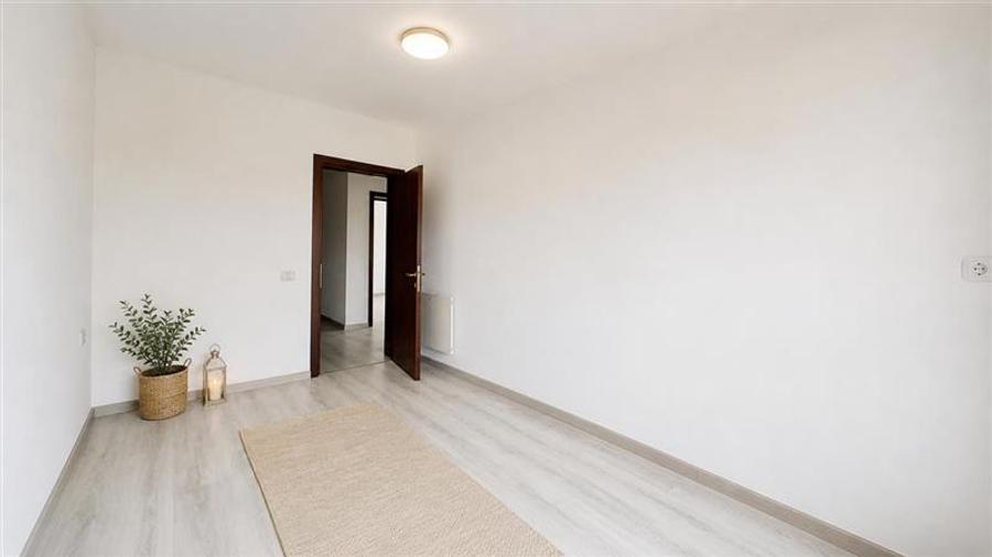 Regim vila,decomandat,terasa,vedere montana,incalzire pardoseala,parcare, Sanpet