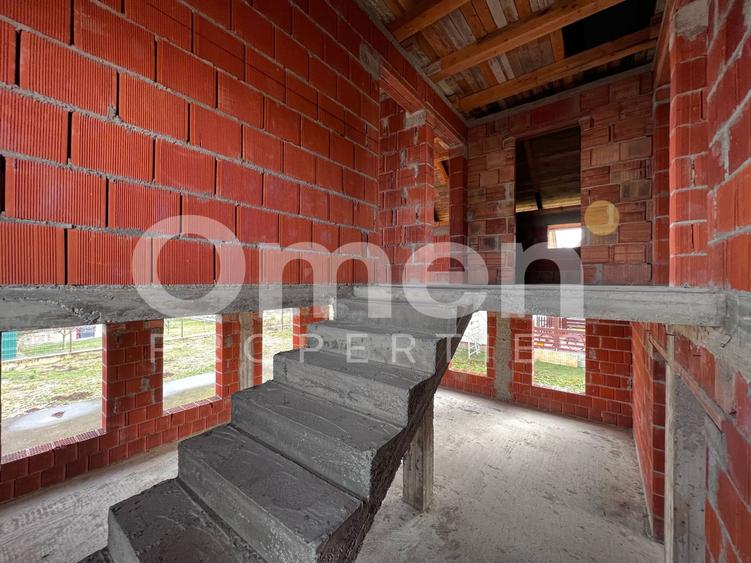 Casa P+M la rosu | 204 mp | 5 ari teren | compartimentare excelenta | Satulung.